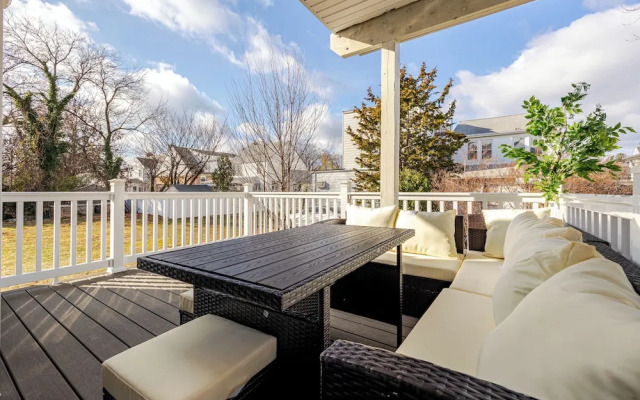 Prime Luxury with Balcony Wood Fireplace