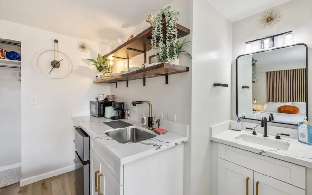 Bright Cozy Condo Unit With Balcony