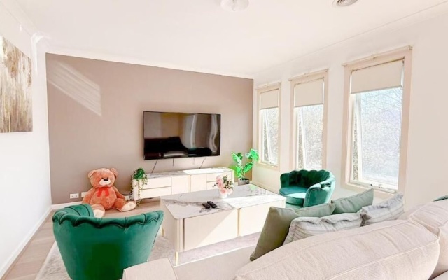 StayAU Family Haven Pet-Friendly – Guest Rooms – Melbourne