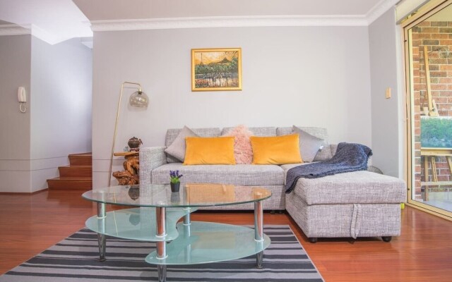 Rustic Hardwood 2 Bedroom Apartment in Randwick