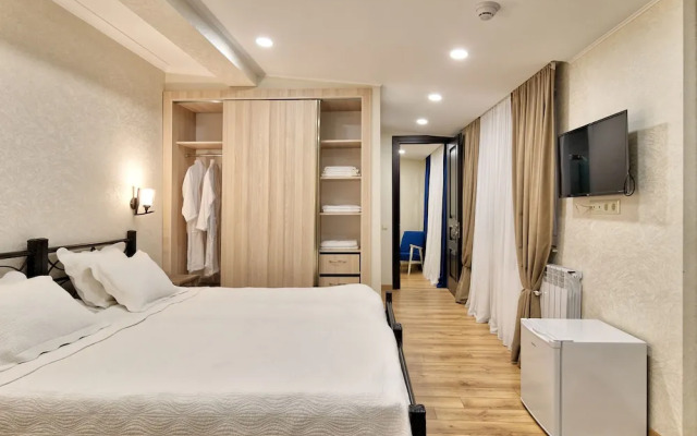 Q&B Hotel