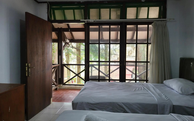 Pandu Lakeside Hotel Tuktuk