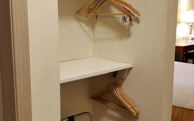 Travelodge by Wyndham Stony Plain