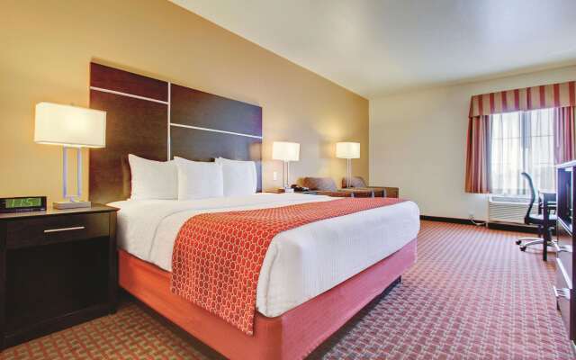 La Quinta Inn & Suites by Wyndham Denver Gateway Park