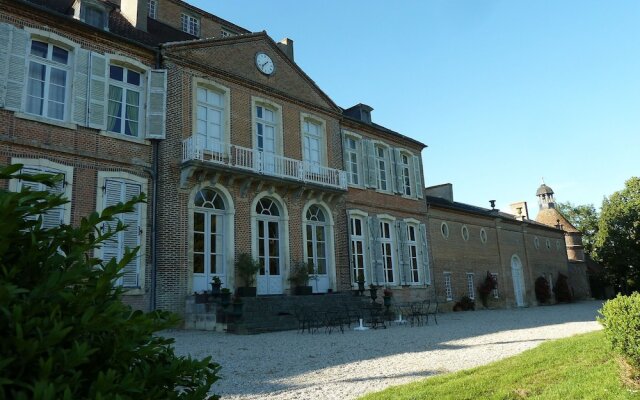 Guest room in a lavish castle in Allier