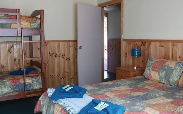 Meredith House & Apartments Strahan