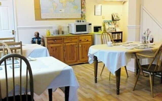 Crestwell House Bed & Breakfast