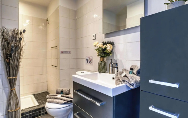 B 825 - Amazing View All Over Paris