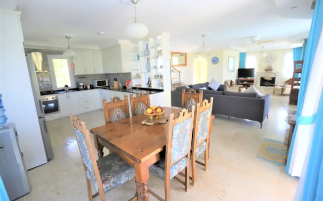 Villa Ruya,with Swimming Pool & Stunning sea Views