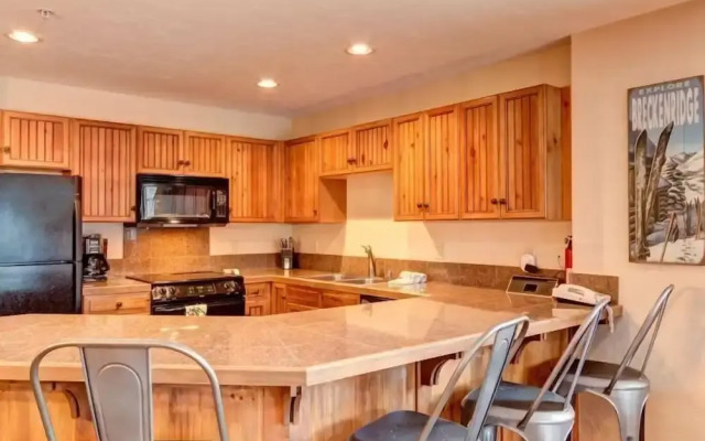 Luxury 2 Bedroom Mountain Vacation Rental in Breckenridge With Access to a Hot Tub and Heated Garage Parking