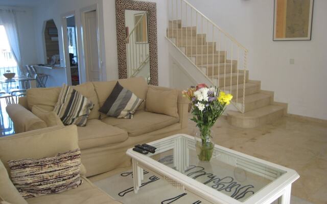 Beautiful Town House With Air Conditioning In Secure Urbanisation Internet