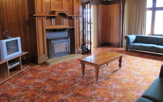 Riverfront Motel & Restaurant