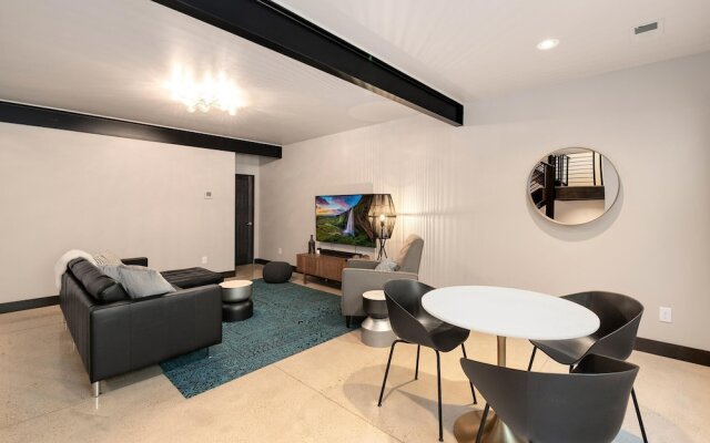 Relaxing in Paradise w Private Roof Top Deck!!