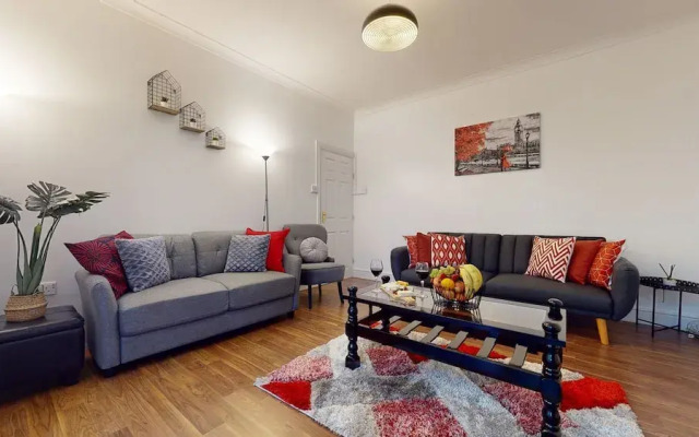Charming 5-bed House in Romford