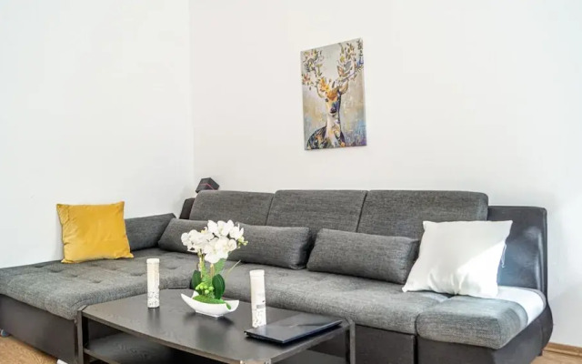 Shared Modern Apartment Schönbrunn - Budget Chic Room