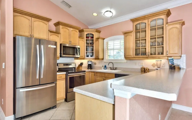 Tuscan Vacation Rental. Stylish 3-Bedroom Getaway Near Vanderbilt Beach Enjoy a Private Pool, Spacious Layout, and Modern Comforts Perfect for Families, Groups, and Pet-Friendly Stays