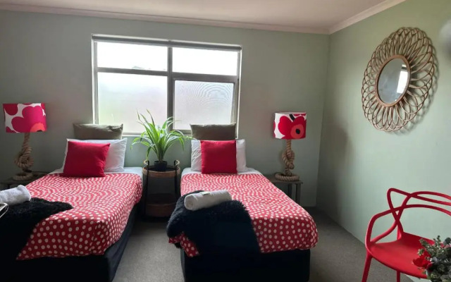 Sow and Piglets Guesthouse - Hostel
