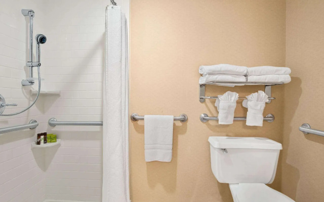 Embassy Suites Kansas City Plaza