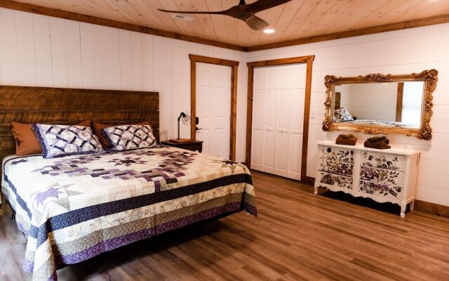 Bigfoots Retreat 2 Bedroom Chalet by RedAwning