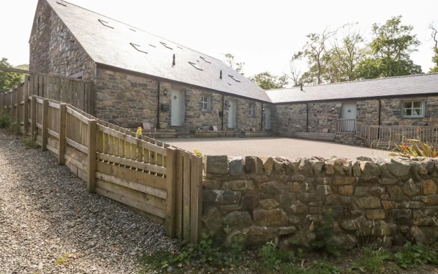 3 Pensyflog Barns