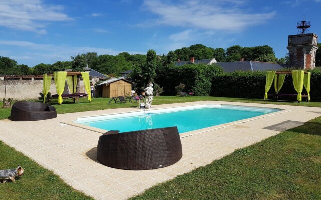 Mansion With 5 Bedrooms in Vernou-sur-brenne, With Pool Access, Enclos