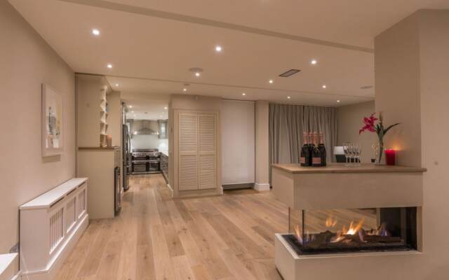 Pierce Brosnan Suite by 5STARSTAY