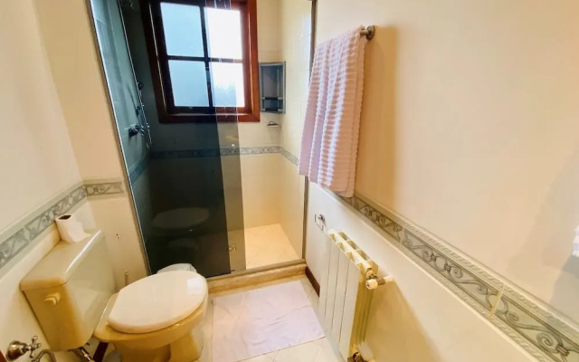 Cobertura ao Lado da Rua Torta  Gramado