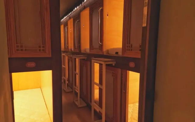 82 Capsule Hotel