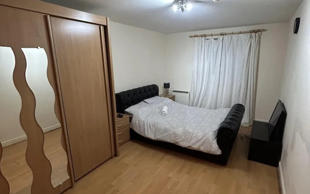 Spacious 1-bed Apartment in London sea View