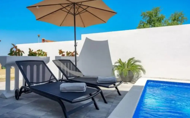 Bright Apartment With Communal Pool