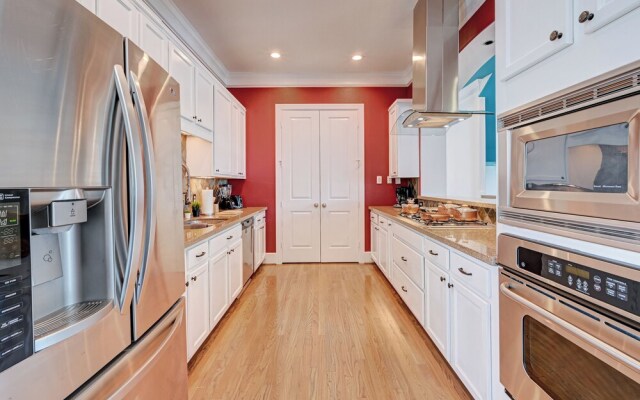 Vibrant Haven With Rooftop Patio