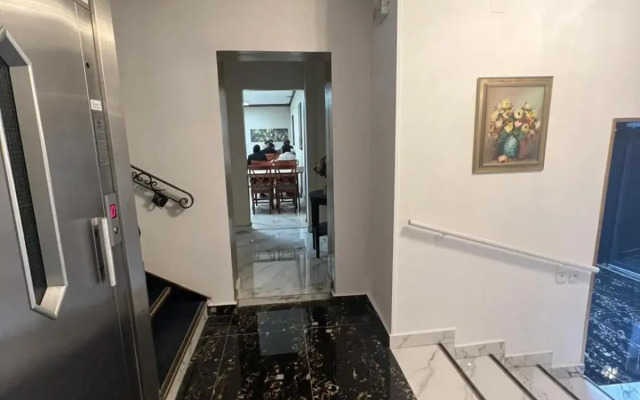 Reina Hotel