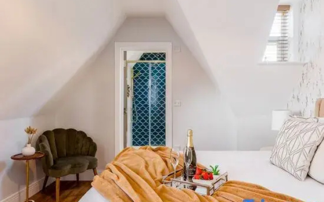 Wholesome Family 3-Bed, 2-Bath Apt; Free Gym & PKG