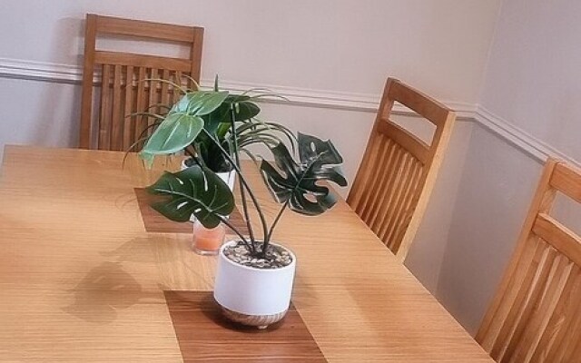 Captivating 3-bed in Wednesbury, Free Parking