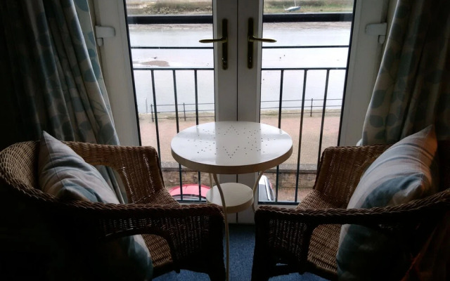 Riverside Court Apartment