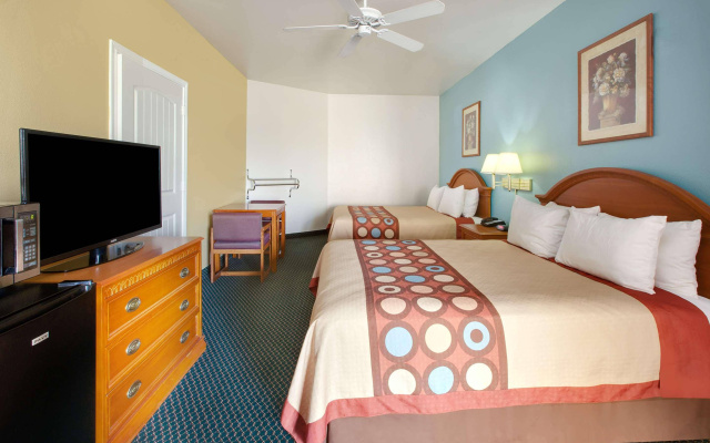 Super 8 By Wyndham Forney/East Dallas