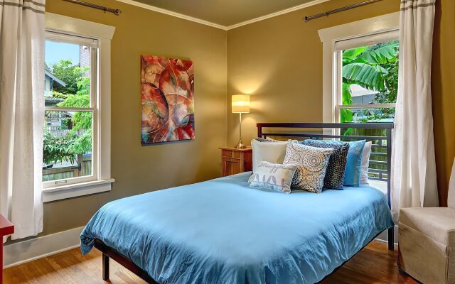 Phinneywood Bungalow - Two Bedroom Home with Fireplace