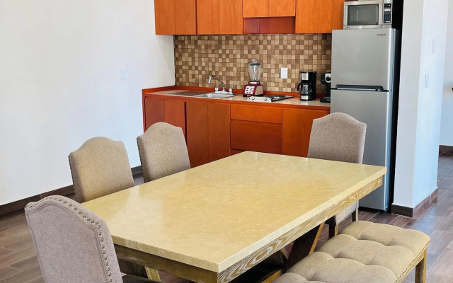 La Lola Hotel & Suites