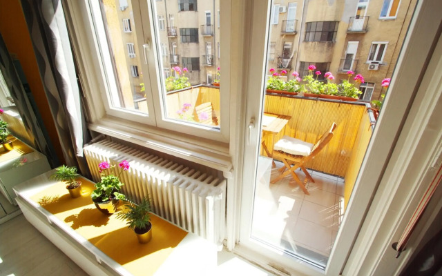 Sunny Studio with balcony in Party District