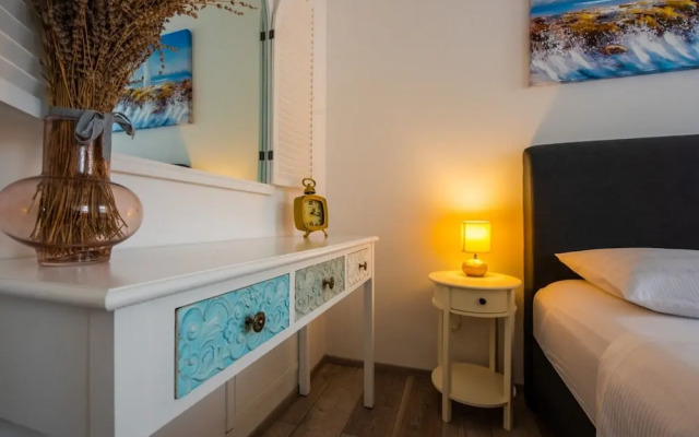 Charming and Tranquil Kastel Gomilica Apartment With Balcony and Patio