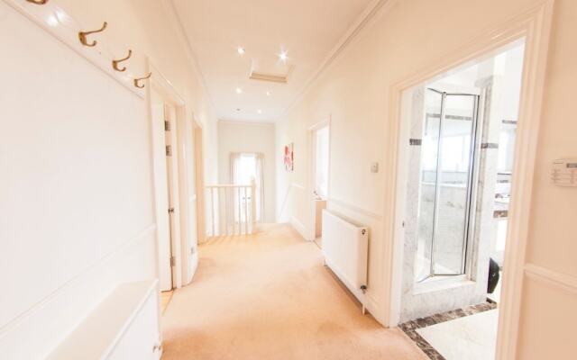 Bright, Airy 2BR Ealing Broadway Flat for 4