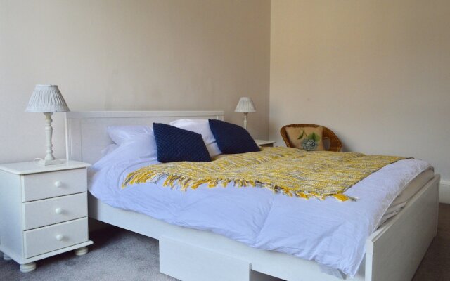 Spacious 3 Bedroom West End Flat