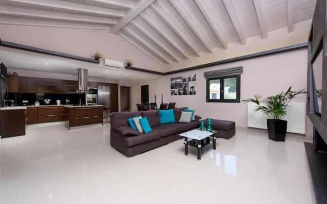 Villa Black White Dassia