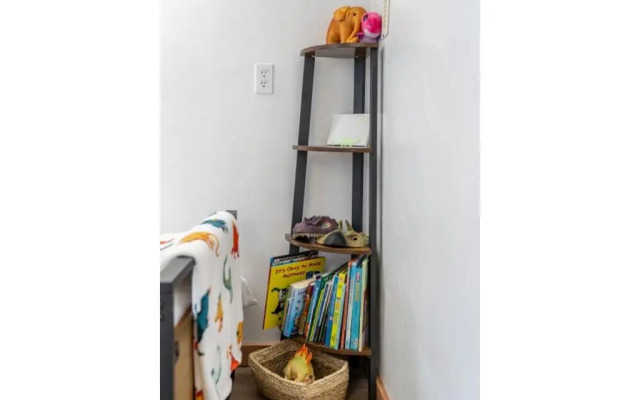 Triceratops Landing I Fire Place I Games I Netflix