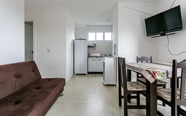 Apto com sacada a 10min praia do Santinho SBR402