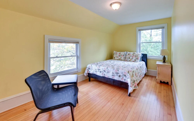 Family-friendly Milwaukee Home w/ Deck Near Uwm!