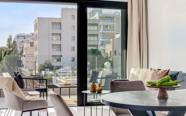 Sanders Premier - Cozy 2 bdr apt With Balcony
