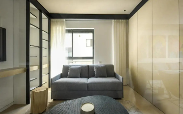 Modern and Vibrant 2BR apartment with Private Balcony