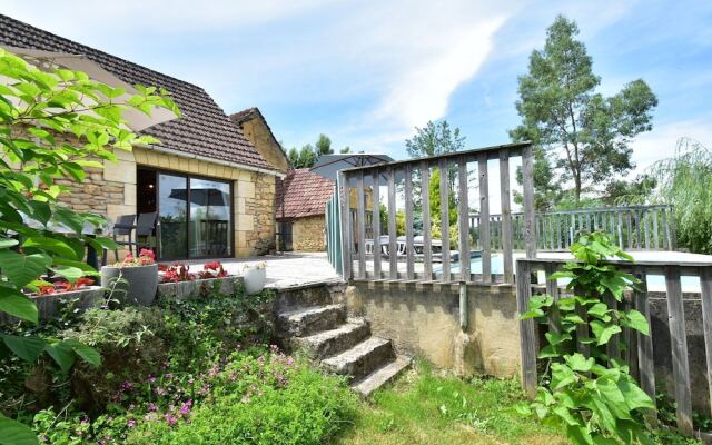 Holiday Home With Very Beautiful View of Marquay , Close to the Caves