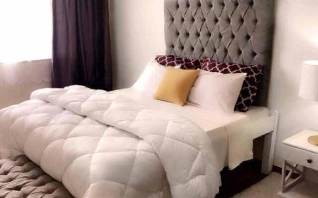 Elegant city views, 5 mins drive to city center